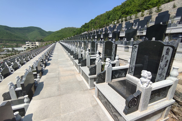 沈阳玉灵山公墓墓碑所蕴藏的文化
